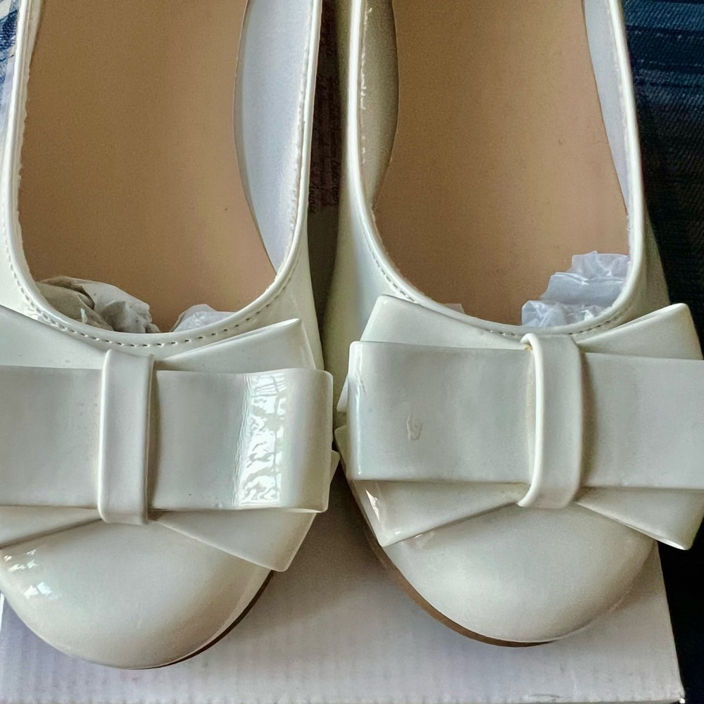 Elegant White Young Girls Shoes with Bow